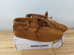 lot 113 image: Minnetonka Womens Fringed Softsole Boot (Brown) - Size 10 N