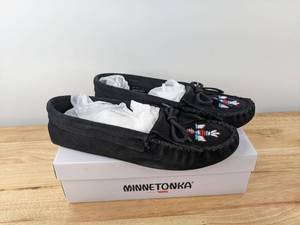 lot 115 image: Minnetonka Womens Softsole Thunderbird Moc (Black) - Size 8.5 N