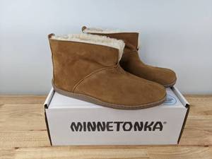 lot 86A image: Minnetonka Mens Sheepskin Ankle Boots (Golden Tan) - Size 10 N