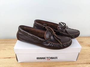lot 104 image: Minnetonka Womens Classic Driving Moc (Dark Brown) - Size 9.5 N