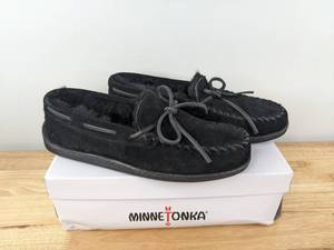 lot 94A image: Minnetonka Mens Sheepskin Hardsole Moc Slipper (Black) - Size 9 N