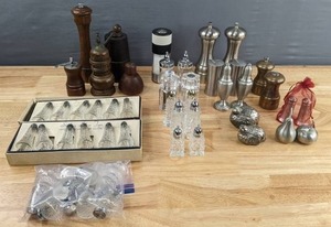 lot 190 image: Wonderful Collection of Salt and Pepper Shakers D