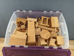 lot 43 image: Small Wooden Pieces of Various Shapes   D