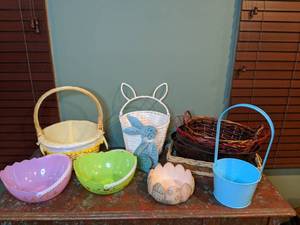 lot 487 image: Easter Baskets, Wicker, Wire & Ceramic Baskets P
