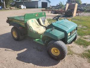 lot 15 image: John Deere 4x2 Gator - Starts, Runs and Drives - See Video