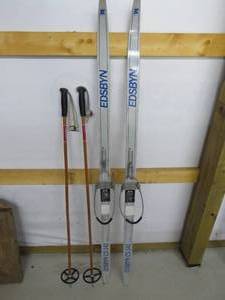 lot 21 image: HIS AND HERS X-COUNTRY SKIS, POLES AND NIFTY CAPS.