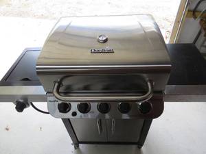 lot 25 image: CHARBROIL 5 BURNER GAS GRIL