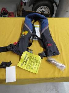 lot 37 image: STEARNS CO2 INFLATED LIFE VEST (NEW)