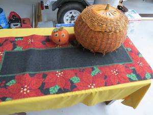 lot 39 image: SEASONAL DECORATIONS