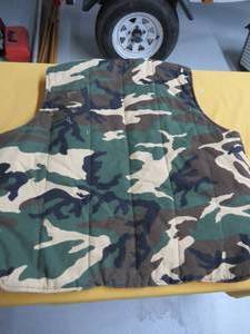 lot 43 image: REVERSIBLE CAMO VEST XL
