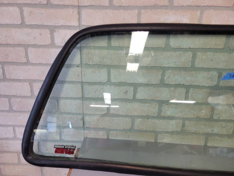 lot 28 image: Rear Glass with Seal from a 2003 FORD F350 - NO SHIPPING