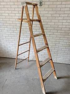 lot 32 image: 6 Stepladder - NOS HIPPING