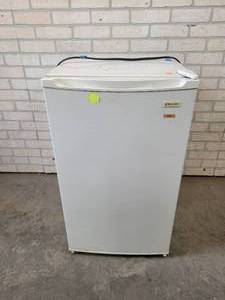 lot 27 image: Magic Chef Dorm Size Refrigerator - Tested and Works - NO SHIPPING
