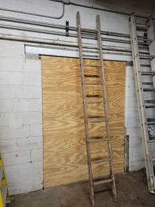 lot 124 image: 10 Wood Ladder - NO SHIPPING