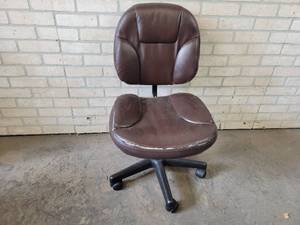 lot 132 image: Nice Little Rolling Shop Chair - NOS HIPPING