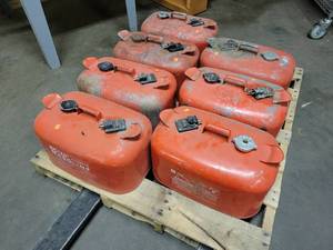 lot 135 image: (7) OMCJohnsonEvinrude 6-Gallon Steel Marine Tanks - NO SHIPPING