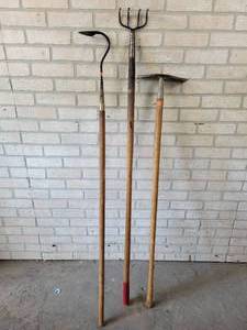 lot 193 image: (3) Gardening Tools - NO SHIPPING