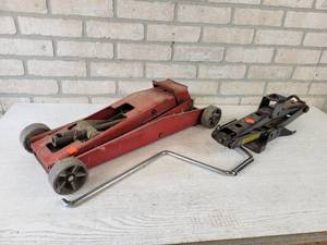 lot 196 image: (2) Floor Screw Jacks - NO SHIPPING