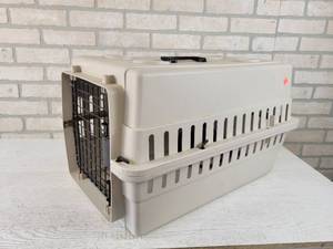 lot 213 image: Pet Carrier and Leash - Approx. 22 x 16 x 15 - NO SHIPPING