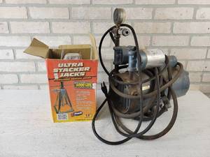 lot 221 image: Pair of NEW Stacker Jacks and GASY Vacuum Pump (Not Working) - NO SHIPPING