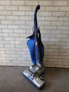 lot 225 image: Vintage Kirby Tradition Vacuum Cleaner - Powers On - NO SHIPPING