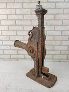 lot 253 image: BUDA Foundry Cast Iron Railroad Jack - Heavy Duty - Works up and down - NO SHIPPING