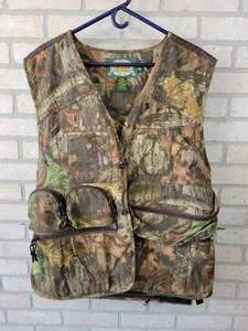 lot 352 image: Cabelas Camo Hinting Vest with Seat Pad - Size Medium Regular