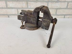 lot 364 image: Vintage Columbian Vise Co. No. 43-12 Bench Vise - 3.75 Jaw