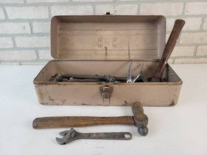 lot 404 image: Vintage Steel UNION Toolbox with Assorted Hand Tools