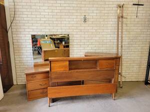 lot 504 image: Solid Wood Mid-Century Modern Bedroom Set - NO SHIPPING