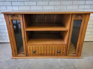 lot 505 image: Small Entertainment Stand - NO SHIPPING
