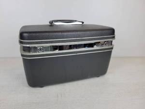 lot 607 image: Vintage Samsonite Silhouette Train Make-upVanity Case