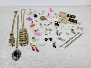 lot 614 image: Jewelry Collection - Clip Earrings, Pins, Bracelets, Necklaces, and More