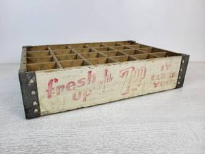 lot 645 image: Vintage 24-Bottle 7UP Crate