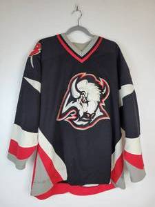 lot 649 image: ProPlayer Buffalo Sabres Pull-Over Hockey Jersey - Size Large
