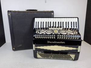 lot 682 image: Vintage Bandmaster L17 Accordion with Case - NO SHIPPING