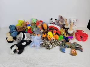 lot 686 image: Lot of 25 Beanie Babies