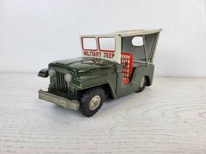 lot 689 image: Vintage DAIYA Military Police Tin Litho Military Police Truck