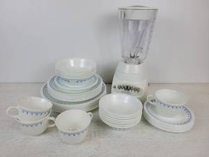 lot 692 image: Vintage Corelle Snowflake Garland Dinnerware and Hamilton Beach Blender