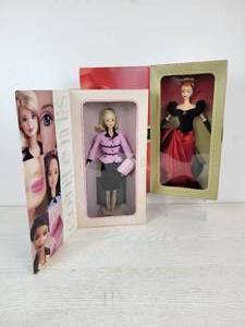 lot 724 image: Pair of Barbies - 1998 AVON Representative and 1998 AVON Winter Splendor