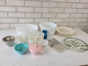 lot 553 image: Vintage Sunbeam & Pyrex Mixing Bowls, (4) Fire King Mugs, Melmac Dishes, Quikut Knives and Advertising Plates - NO SHIPPING