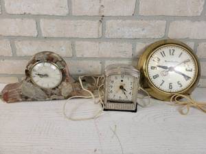lot 811 image: (3) Vintage Clocks - Mastercrafters Model 443, Telechrom Model 711 and Lanshire