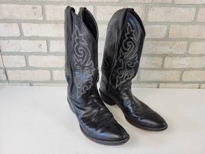 lot 824 image: Pair of Justin 10 EE Cowboy Boots