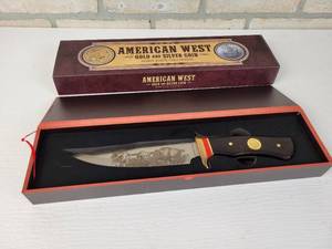 lot 845 image: American Mint American West Gold & Silver Coin Bowie Knife in Case - 7 Blade