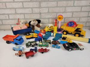 lot 850 image: Large Lot of Vintage Toys and More