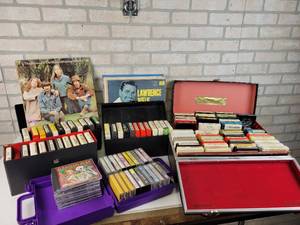 lot 882 image: Large Vintage Music Collection - 8-Tracks, CDs, Cassette Tapes and Records - NO SHIPPING