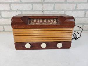 lot 883 image: Antique DELCO Model No. R-1229 Tube Radio - Tested and Works