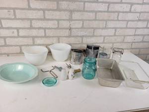 lot 886 image: Lot of Vintage Kitchen Items - Pyrex, Sunbeam, Fire king and More - NO SHIPPING