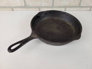 lot 920 image: Vintage Wagner Ware 10 Cast Iron Skillet