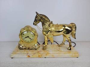 lot 947 image: Vintage 1950s United Western-Themed Brass Toned Mantle Clock with Horse